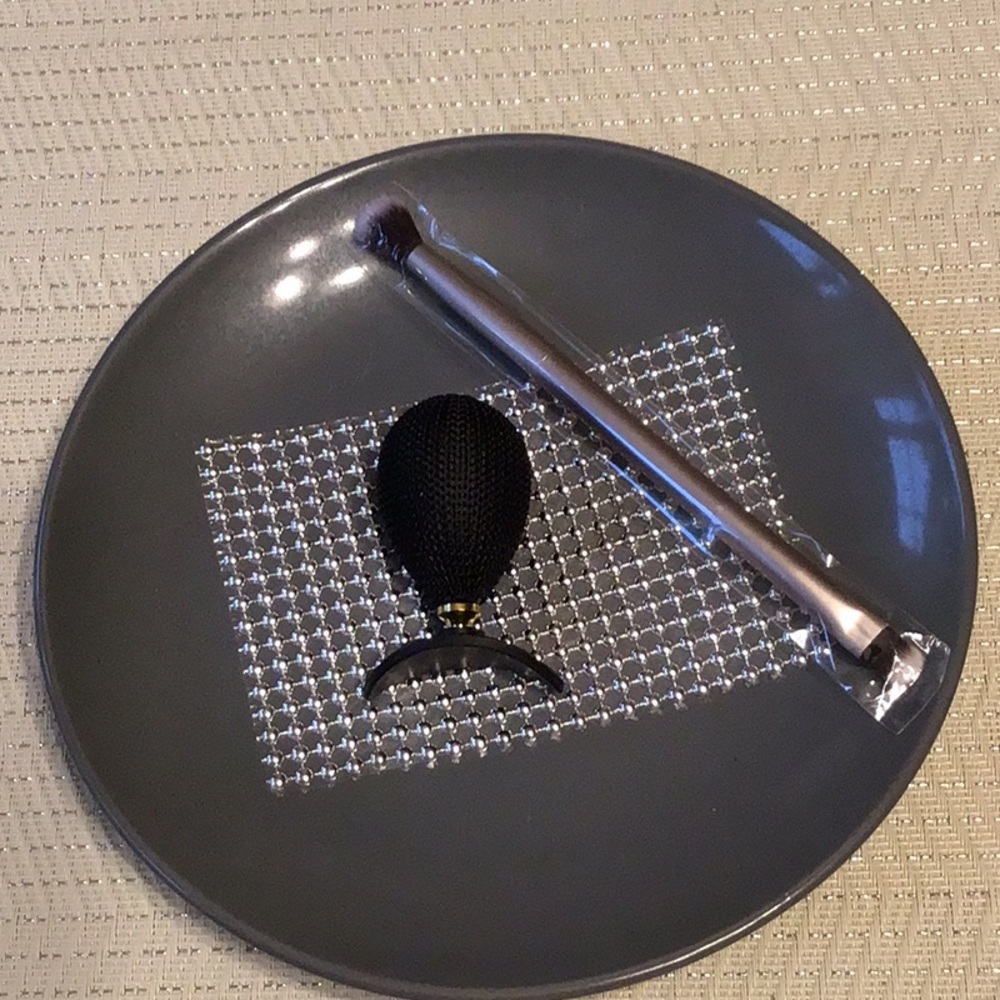 Eyeshadow sealer